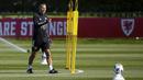 Pelatih Timnas Wales, Ryan Giggs, saat memimpin sesi latihan jelang laga UEFA Nations League di Hensol, South Wales, Senin (31/8/2020). Wales akan berhadapan dengan Finlandia. (AFP/Geoff Caddick)