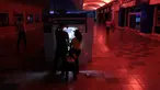 Warga menggunakan mesin ATM di pusat perbelanjaan ketika pemadaman listrik di San Juan, Puerto Rico, Rabu (21/9). Kebakaran yang terjadi di pembangkit listrik Puerto Rico menyebabkan 1,5 juta penduduk pulau itu hidup tanpa listrik. (REUTERS/Alvin Baez)