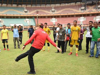 Ketum PSSI, Mochamad Iriawan, menendang bola saat berkunjung ke Stadion Utama Riau, Pekanbaru, Kamis (13/2). Stadion ini menjadi satu dari sebelas stadion yang dinominasikan sebagai tuan rumah Piala Dunia U-20 2021. (Dok PSSI)