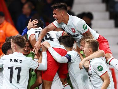 Para pemain FC Twente merayakan gol yang dicetak oleh Sam Lammers ke gawang Manchester United pada matchday 1 Liga Europa 2024/2025 di Old Trafford, Kamis (26/9/2024) dini hari WIB. (AFP/Darren Staples)