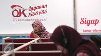 Petugas tengah melakukan pelayanan call center di Kantor Otoritas Jasa Keuangan (OJK), Jakarta. (Liputan6.com/Angga Yuniar)
