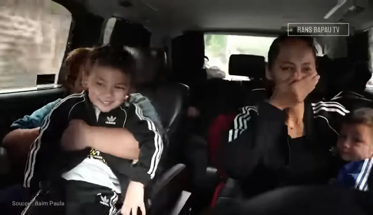 Unggahan tersebut mendapatkan reaksi positif dari warganet. Banyak yang memuji istri Baim Wong ini. Meski keturunan bule dan Jawa, perempuan kelahiran Semarang itu tetap mengajari putranya bahasa dari ibunya, yang asli Jawa. [Youtube/Rans Bapau TV]