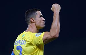 Pemain Al Nassr, Cristiano Ronaldo melakukan selebrasi setelah mencetak gol melalui tendangan penalti ke gawang Al Shorta pada laga semifinal Liga Champions Arab 2023 di Prince Sultan bin Abdul Aziz Stadium, Abha, 9 Agustus 2023. Al Nassr sukses melaju ke babak final setelah menang dengan skor 1-0. (AFP/Abdullah Mahdi)