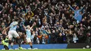 Striker Manchester City, Sergio Aguero, merayakan gol yang dicetaknya ke gawang Manchester United pada laga Premier League di Stadion Etihad, Manchester, Minggu (11/11). City menang 3-1 atas MU. (AFP/Oli Scarff)