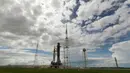 Roket NASA untuk misi Artemis 1 terlihat setelah batal diluncurkan dari Launch Pad 39B, Kennedy Space Center, Cape Canaveral, Florida, Amerika Serikat, 29 Agustus 2022. Proyek ini merupakan "sekuel" dari proyek Apollo yang mendarat di Bulan beberapa dekade lalu. (AP Photo/John Raoux)