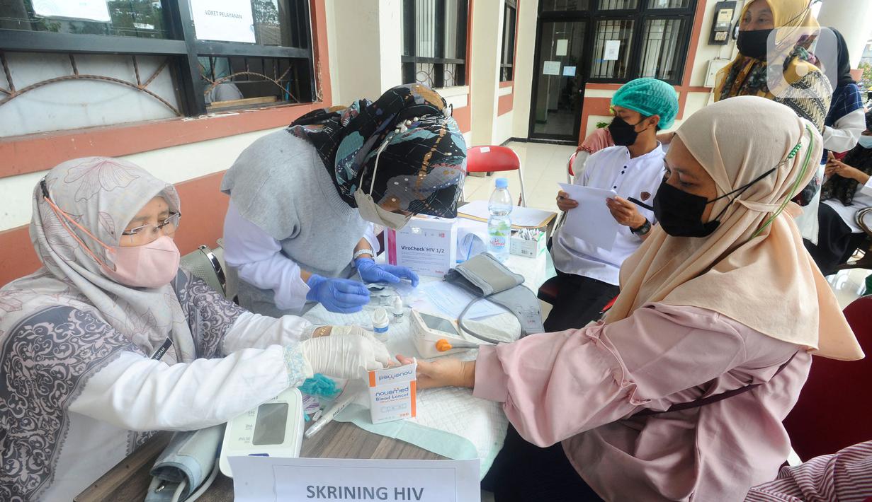 Warga melakukan tes HIV saat kegiatan skrining penyakit tuberkulosis (TBC) di Kantor Kecamatan Cipayung, Depok, Jawa Barat, Rabu (4/1/2023). Kementerian Kesehatan (Kemenkes) RI melakukan skrining besar-besaran untuk menemukan 500 ribuan orang yang belum diobati dan berisiko menjadi sumber penularan penyakit TBC. (merdeka.com/Arie Basuki)