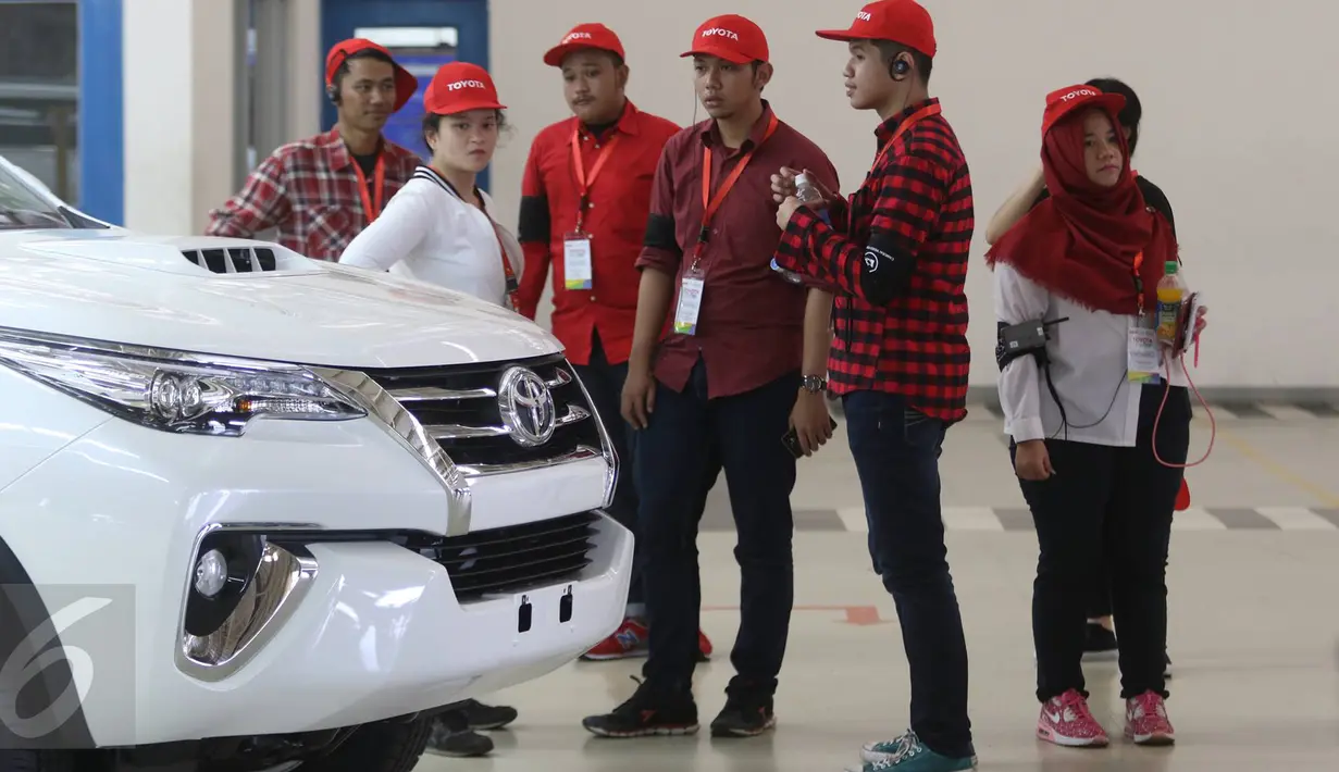 Para peserta Campus CJ Edutrip saat berkunjung ke tempat pembuatan mobil Toyota Fortuner dan Innova di TMMIN Karawang Plant 1, Jawa Barat, Kamis (23/2). (Liputan6.com/Immanuel Antonius)