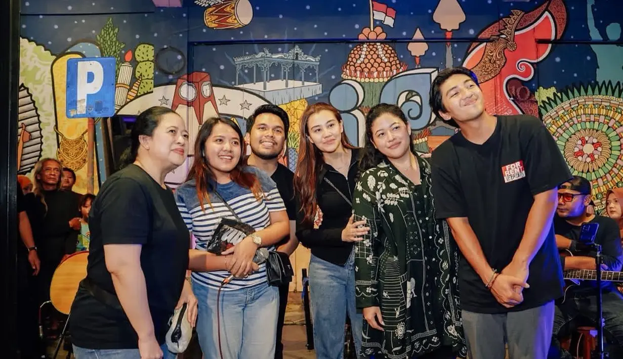 Bersama Puan Maharani, Aaliyah Massaid terlihat bergaya simpel yang cantik. Ia memadukan atasan hitam lengan panjang dengan celana jeans. [Foto: Instagram/dpophaprani]