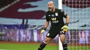 Kiper Aston Villa,  Pepe Reina, saat melawan Arsenal pada laga Premier League di Stadion Villa Park, Selasa (21/7/2020). Aston Villa menang 1-0 atas Arsenal. (AP Photo/Rui Vieira,Pool)