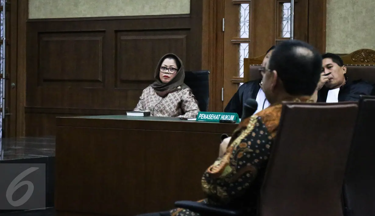 Terdakwa kasus korupsi proyek pembangunan listrik mikrohidro yang juga mantan anggota DPR dari F-Hanura Dewie Yasin Limpo (kiri) mendengarkan kesaksian Menteri ESDM Sudirman Said di Pengadilan Tipikor, Jakarta, Senin (4/4). (Liputan6.com/Faizal Fanani)