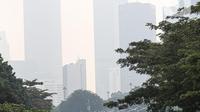 Suasana arus lalu lintas di Jalan Sudirman, Jakarta, Rabu (20/7/2022). Dinas Lingkungan Hidup (DLH) DKI Jakarta menyatakan sebanyak 75 persen polusi udara di Ibu Kota berasal dari emisi kendaraan bermotor roda dua dan roda empat. (Liputan6.com/Faizal Fanani)