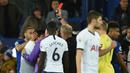 Penyerang Tottenham Hotspur, Son Heung-min, mendapat kartu merah usai melakukan pelanggaran terhadap gelandang Everton, Andre Gomes, pada laga Premier League di Goodison Park, Minggu (3/11). Tekel tersebut menyebabkan Gomes mengalami patah kaki. (AFP/Oli Scarff)