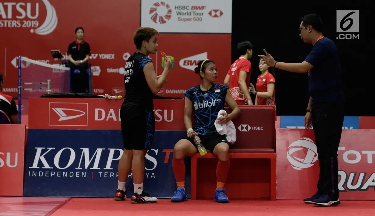 Pasangan Indonesia Greysia Polii/Apriyani Rahayu mendengarkan arahan pelatih saat melawan wakil Bulgaria Gabriela Stoeva/Stefani Stoeva pada Indonesia Masters 2019 di Istora Senayan, Rabu (23/1). Indonesia menang 22-20, 21-15. (Bola.com/M Iqbal Ichsan)