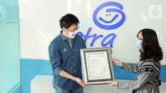 CEO Asuransi Astra Rudy Chen (kiri) menerima sertifikasi standar internasional ISO 27001:2013 dari President Director CBQA Global Yessiva (kanan) di Jakarta, Selasa (15/12/2020). Diterimanya ISO 27001:2013 ini risiko keamanan sistem informasi Asuransi Astra dapat dimitigasi. (Liputan6.com/HO/Eko)