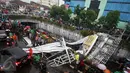 Jembatan Penyeberangan Orang (JPO)  yang berada di Jalan Raya Pasar Minggu, Jakarta Selatan, roboh Sabtu (24/09). Jembatan roboh akibat angin kencang dan hujan deras. (Liputan6.com/Immanuel Antonius)