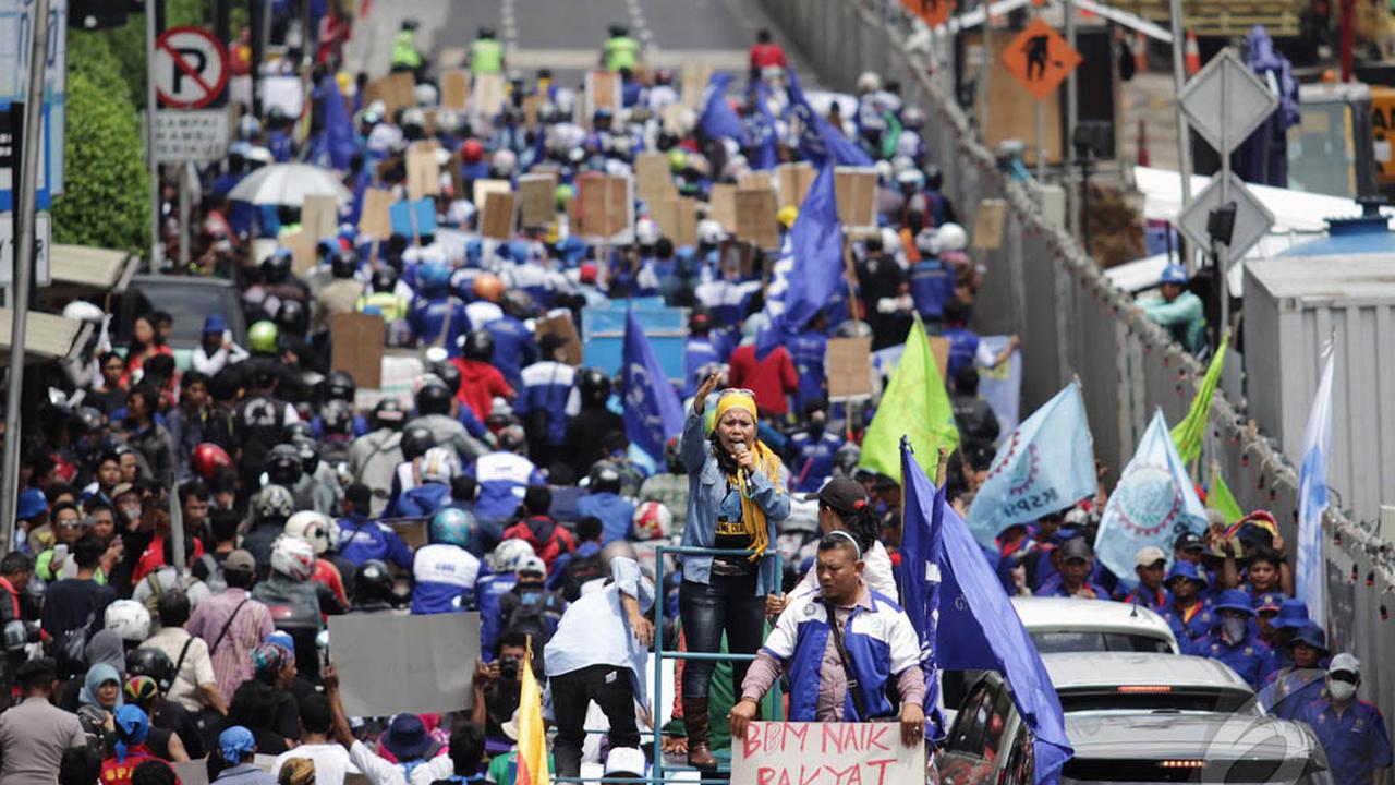 Ribuan Buruh 'Menyemut' di Bundaran HI