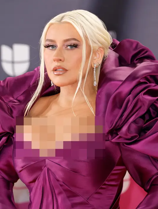 <p>Christina Aguilera menghadiri Latin Grammy Awards 2022 di Michelob Ultra Arena, Las Vegas, Nevada, Amerika Serikat, 17 November 2022. Melengkapi penampilannya, Christina menggunakan anting-anting yang menjulur sepanjang separuh lehernya. (Frazer Harrison/Getty Images/AFP)</p>