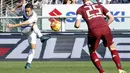 Pemain nter Milan Yuto Nagatomo (kiri) melakukan tembakan saat dihadang pemain Torino Kamil Glik pada lanjutan Liga Italia Serie A di Stadion Olympic, Turin, MInggu (8/11/2015) WIB. (REUTERS/Giampiero Sposito) 
