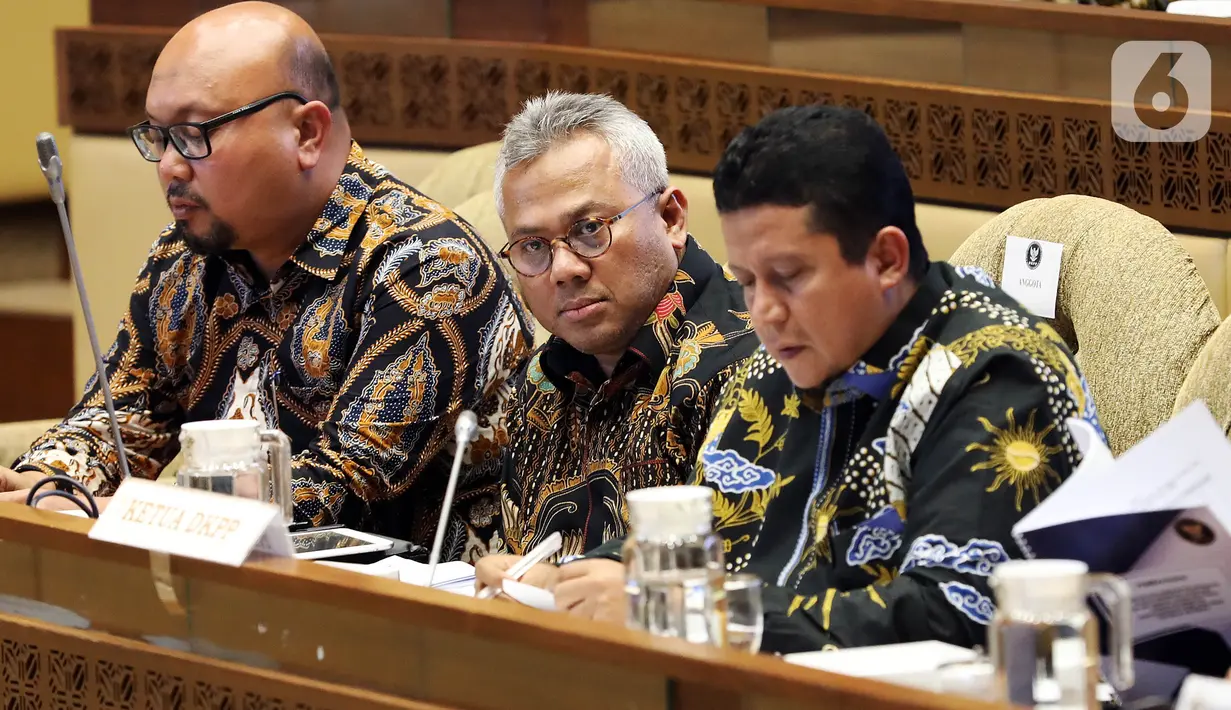 Ketua KPU Arief Budiman (tengah) mengikuti rapat kerja dengan Komisi II DPR di Kompleks Parlemen Senayan, Jakarta, Selasa (14/1/2020). Rapat tersebut membahas Pilkada Serentak 2020 hingga kasus operasi tangkap tangan (OTT) yang menjerat Komisioner KPU Wahyu Setiawan. (Liputan6.com/Johan Tallo)