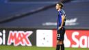 Pemain Atalanta, Hans Hateboer, tampak lesu usai ditaklukkan Paris Saint-Germain (PSG) pada laga perempat final Liga Champions di Stadion Da Luz, Rabu (12/8/2020). PSG menang 2-1 atas Atalanta. (David Ramos/Pool Photo via AP)