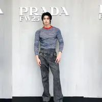 Mulai dari Sana TWICE, Win Metawin, hingga Kim Soo Hyun, berikut gaya artis hadiri Prada Uomo. [Dok/Prada].