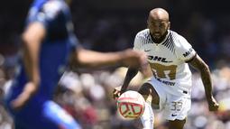 Dani Alves. Bek kanan berusia 39 tahun sebagai pengoleksi caps terbanyak ketiga bersama Timnas Brasil ini bakal malampaui raihan Roberto Carlos di posisi kedua jika minimal diturunkan pelatih Tite dalam dua laga Timnas Brasil di Qatar nanti. Saat ini ia telah mengoleksi 125 caps, hanya tertinggal satu laga dibanding Roberto Carlos. Kini ia sedang menjalani musim pertama bersama UNAM Pumas di Liga Meksiko usai meninggalkan Barcelona pada Juli 2022. (AFP/Claudio Cruz)