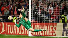 Kiper Atletico Madrid, Jan Oblak, berhasil menghalau bola saat adu penalti melawan Inter Milan dalam laga leg kedua babak 16 besar Liga Champions di Estadio Metropolitano, Kamis (14/3/2024). (AFP/Javier Soriano)