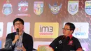 COO Emtek Grup, Sutanto Hartono (kiri) menjawab pertanyaan saat peluncuran Torabika Soccer Championship 2016 di Hotel Mulia, Jakarta, Senin (18/4/2016). TSC diikuti 18 klub sepakbola professional se-Indonesia. (Liputan6.com/Helmi Fithriansyah)
