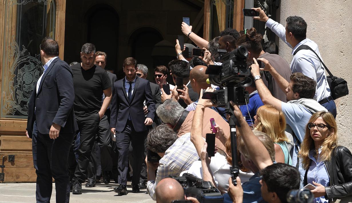 Lionel Messi disambut puluhan wartawan usai mengikuti sidang kasus pajak di Kantor Pengadilan Barcelona, (2/6/2016). (AFP/Lluis Gene)
