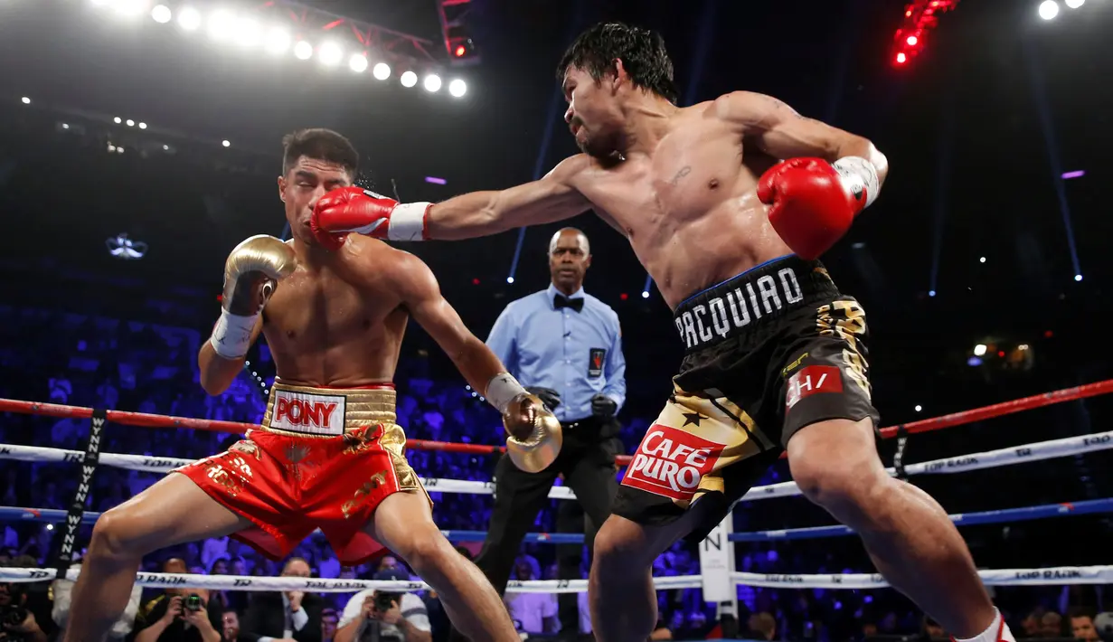 Pukulan Manny Pacquiao yang mengenai wajah Jessie Vargas saat tanding dalam memperebutkan sabuk WBO kelas Welter di Las Vegas, AS (5/11). Pacquiao merebut sabuk juara dari petinju Meksiko Jessie Vargas setelah menang angka mutlak. (Reuters/Steve Marcus)