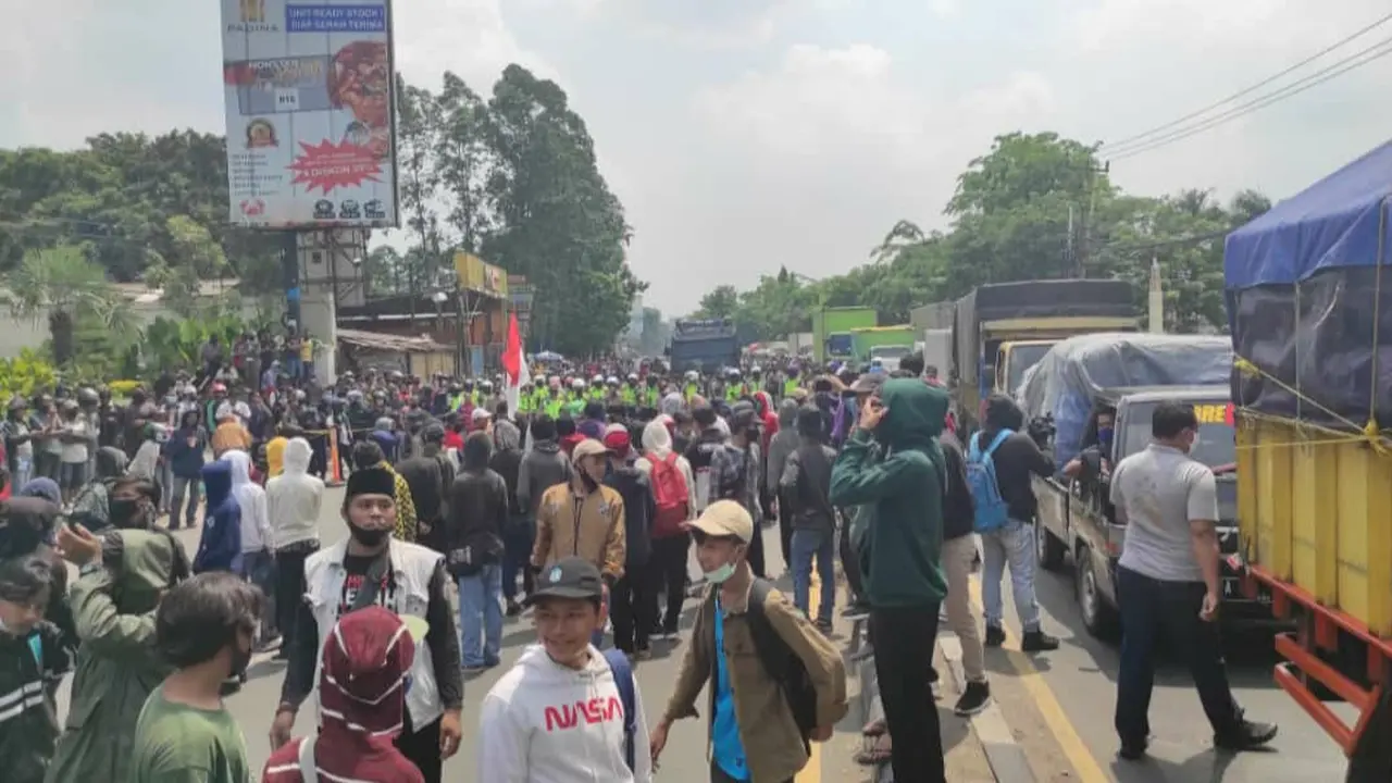 Ribuan massa buruh di Kota Tangerang kembali turun ke jalan menggelar demo menolak UU Omnibus Law Cipta Kerja