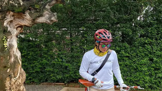 [Fimela] Nirina Zubir dan Sepedanya