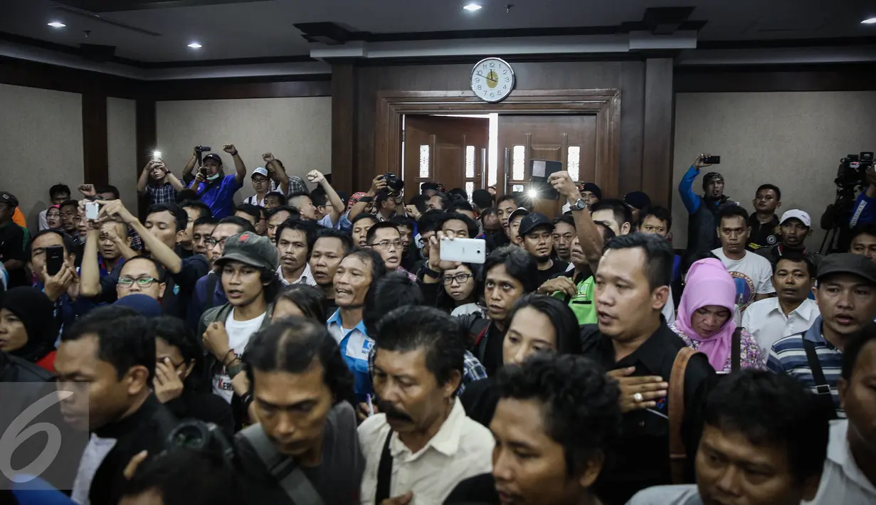 Para penonton sidang memadati ruang sidang di Pengadilan Negeri (PN) Jakarta Pusat, Senin (28/3/2016). Dua pengacara dan satu mahasiswa menjadi saksi kasus kriminalisasi yang dilakukan oleh aparat kepolisian terhadap mereka. (Liputan6.com/Faizal Fanani)