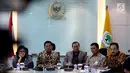 Pelaksana Tugas Ketua Umum Partai Golkar Idrus Marham (kedua kiri) di dampingi jajaran Fraksi Partai Golkar memberikan keterangan pers di Fraksi Partai Golkar DPR di Kompleks Parlemen, Senayan, Jakarta, Selasa (5/12). (Liputan6.com/JohanTallo)