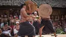 Anak laki-laki mengambil bagian dalam ritual tahunan "Perang Pandan" (pertarungan daun Pandan), yang secara lokal dikenal sebagai "Mekare-kare," untuk menghormati Indra, dewa perang Hindu, di Tenganan Pegringsingan, Bali pada Kamis 11 Juni 2026. (LANA PRIATNA/AFP)