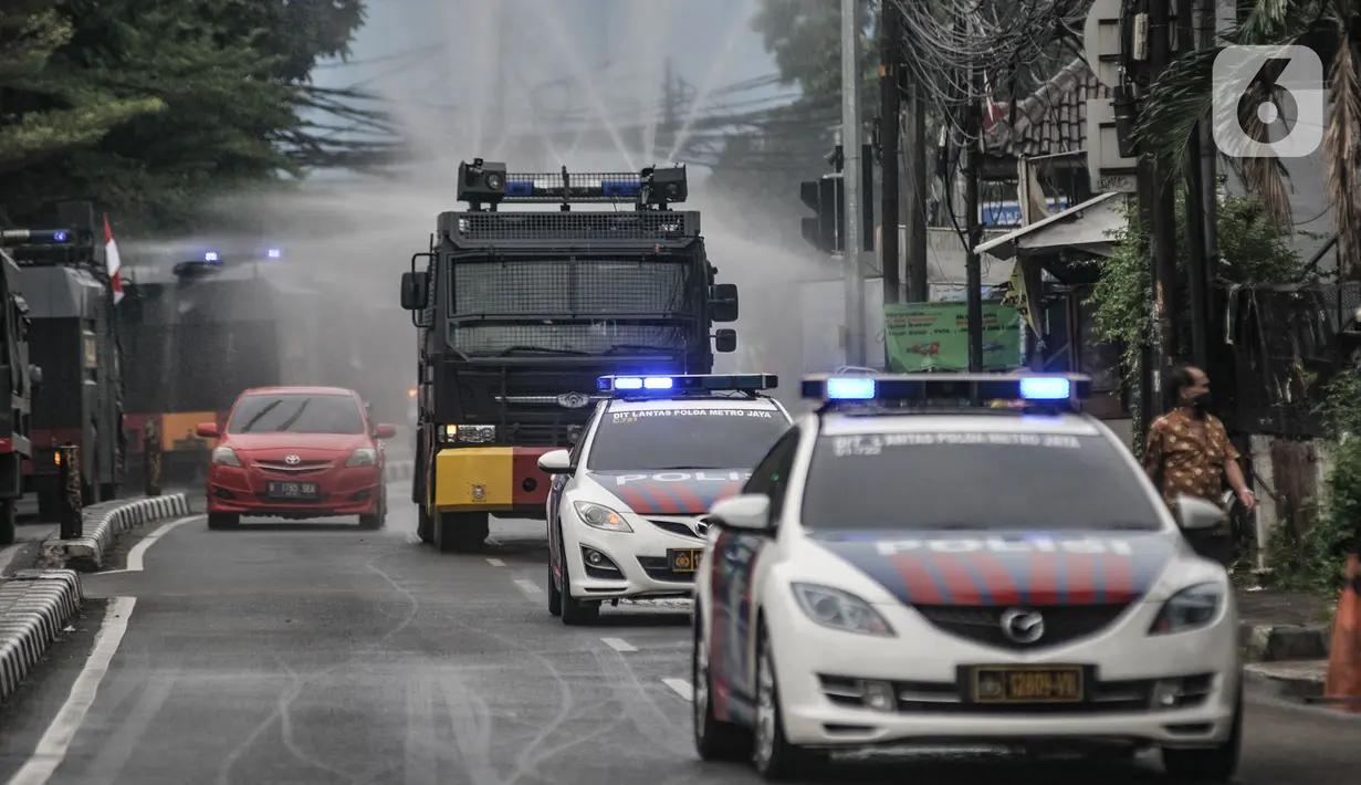 Kendaraan meriam air menyemprotkan disinfektan di Petamburan, Jakarta, Minggu (22/11/2020). Penyemprotan guna mencegah penyebaran Covid-19 setelah ditemukannya kasus positif di kawasan tersebut pasca kerumunan massa saat kepulangan dan pernikahan putri Rizieq Shihab. (merdeka.com/Iqbal S. Nugroho)