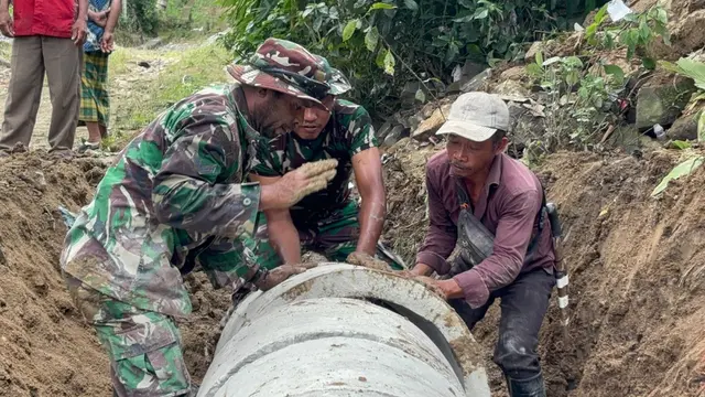 TMMD ke-124 di Lampung Barat, TNI bersama warga gotong royong memasang drainase di Pekon Pemerihan. Foto : (Istimewa).