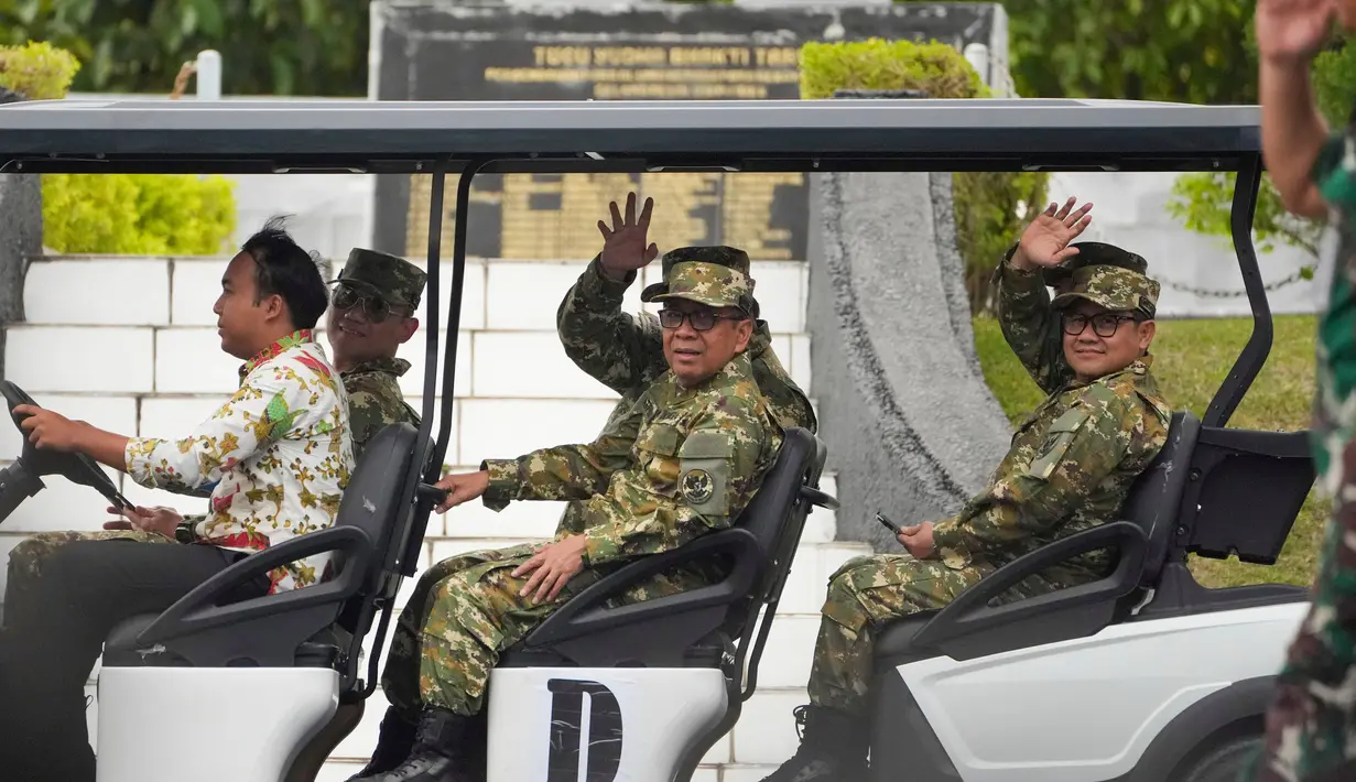 Mengenakan seragam Komponen Cadangan (Komcad), para menteri Kabinet Merah Putih melakukan retreat hari pertama di kawasan Akademi Militer, Magelang, Jawa Tengah. (AP Photo/Achmad Ibrahim)