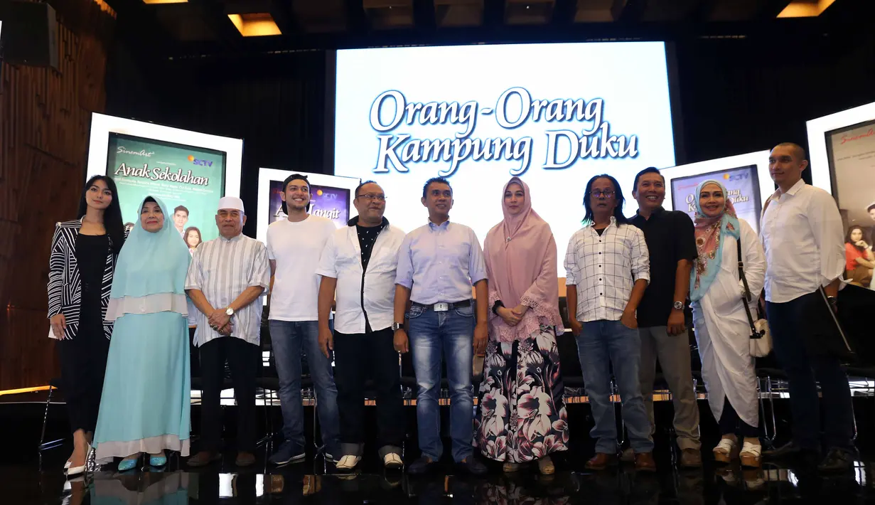 Sinetron Orang-orang Kampung Duku tayang pukul 20.00 WIB. Sinetron itu, dibintangi oleh Citra Kirana, Rifky Balweel, Latief Sitepu, Nani Wijaya, Dina Lorenza, Derry Sudarisman. (Nurwahyunan/Bintang.com)