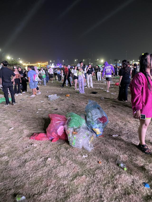 Sampah Jas Hujan Berserakan di Akhir Konser HITC Jakarta, 6 Potretnya