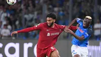 Bek Liverpool, Joe Gomez (kiri), berduel dengan striker Napoli, Victor Osimhen, pada pertandingan Grup A Liga Champions di Stadion Diego Armando Maradona, Naples, Kamis (8/9/2022) dini hari WIB. (Alberto Pizzoli/AFP)