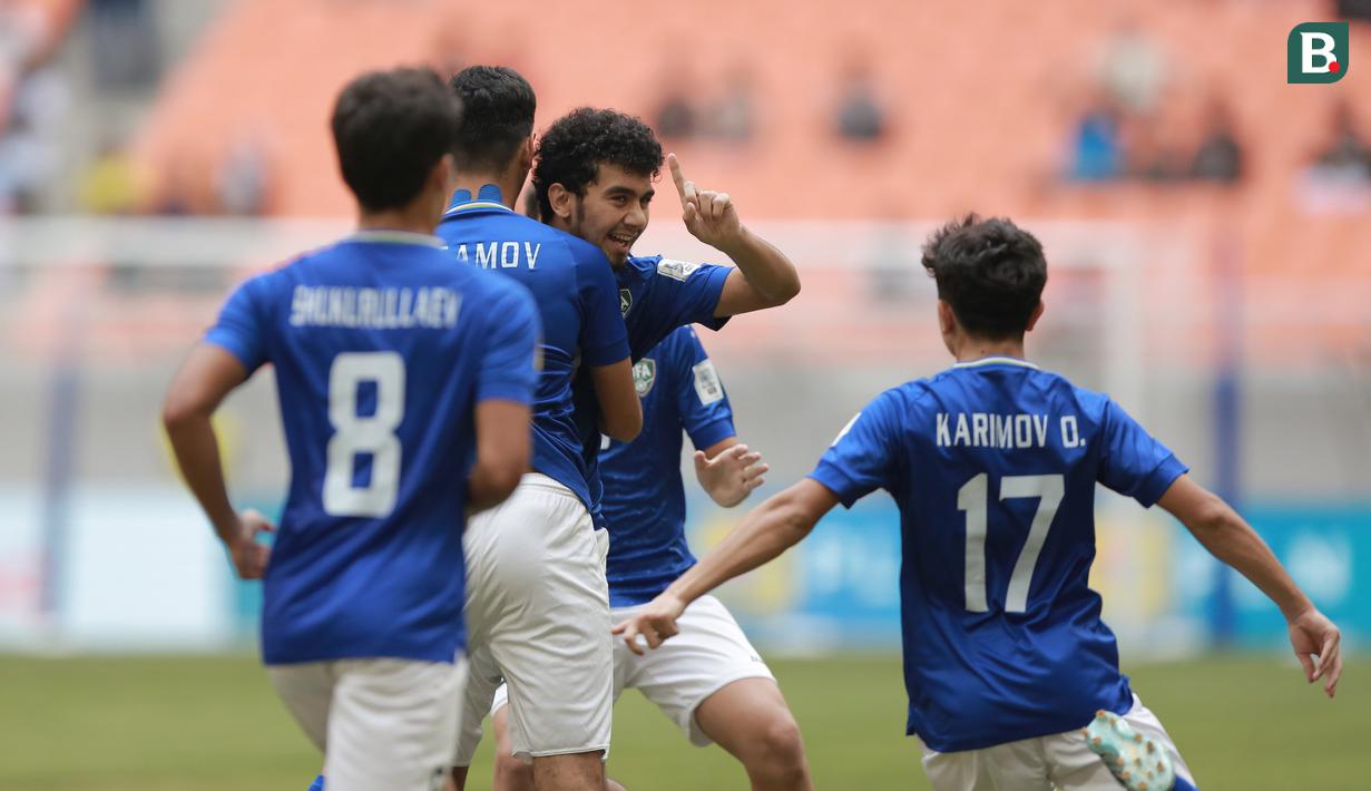 <p>Selebrasi pemain Timnas&nbsp;Uzbekistan U-17,&nbsp;Amirbek Saidov, setelah mencetak gol&nbsp;ke gawang Timnas&nbsp;Inggris U-17 dalam pertandingan babak 16 besar Piala Dunia U-17 2023 yang berlangsung di Jakarta International Stadium, Jakarta, Rabu (22/11/2023). (Bola.com/M Iqbal Ichsan)</p>