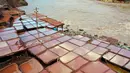 Foto udara menunjukkan tambak garam di Kecamatan Naxi, Prefektur Qamdo, Daerah Otonom Tibet, China, 28 September 2020. Warga menggunakan metode memanen garam tradisional dengan mengumpulkan air asin dari kolam dan tambang garam, lalu menguapkannya hingga terjadi pengkristalan. (Xinhua/Zhan Yan)