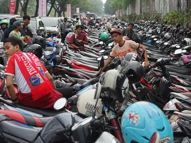 Sepeda motor memadati bahu jalan dan trotoar di sepanjang Jalan Gerbang Pemuda, Senayan, Jakarta, Rabu (10/7/2019). Adanya pertandingan sepak bola antara tim Persija Jakarta melawan Persib Bandung membuat sejumlah titik di kawasan Senayan menjadi lokasi parkir liar. (Liputan6.com/Immanuel Antonius)