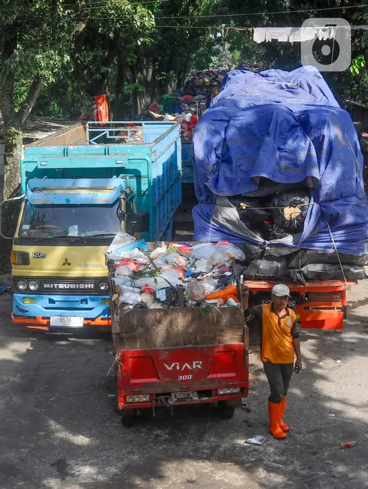 Antrena kendaraan pengangkut sampah untuk pembuangan di TPA Cipayung, Depok, Jawa Barat. (merdeka.com/Arie Basuki)