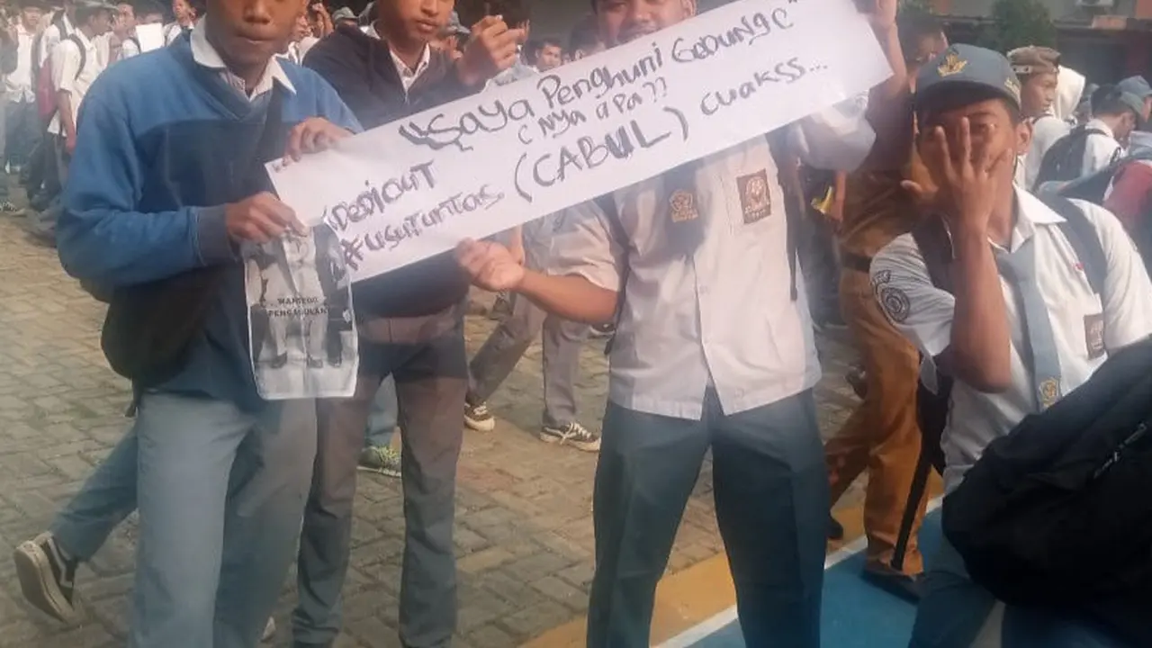 Sejumlah siswa di SMKN 5 Kota Tangerang Selatan (Tangsel) melakukan aksi unjuk rasa, memprotes adanya dugaan pelaku pelecehan seksual menjadi pembina Pramuka di sekolah mereka, Senin (23/9/2024).