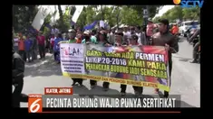 Peternak dan pecinta burung berkicau menggelar aksi di Depan Gedung DPRD karena tidak diijinkan masuk di gerbang kantor para wakil rakyat.