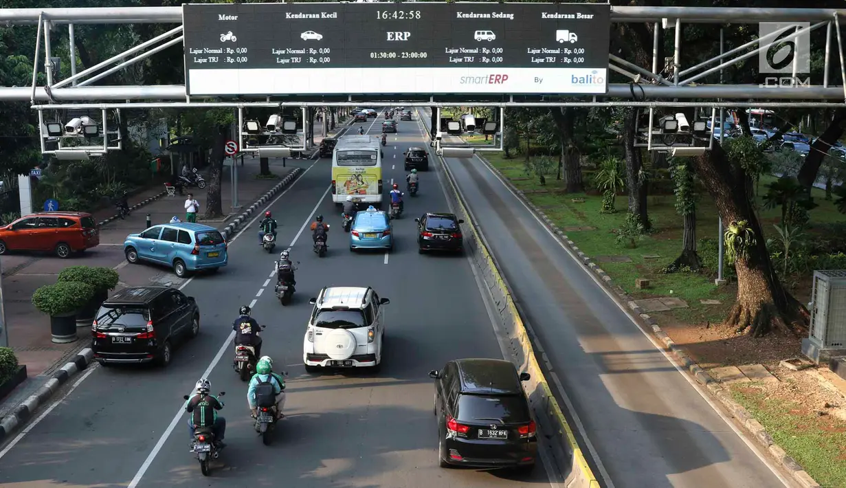 Kendaraan melintas di bawah rambu sistem ERP di Jalan Merdeka Barat, Jakarta, Kamis (14/2). Plt Kepala Dishub DKI Jakarta Sigit Wijatmoko mengatakan pihaknya tengah menyiapkan rancangan peraturan daerah untuk ERP tersebut. (Liputan6.com/Immanuel Antonius)