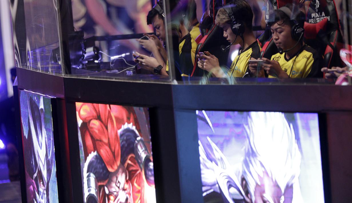 Tim Onic Esports saat melawan Louvre Juggernaut pada final Piala Presiden Esports 2019 di Istora Jakarta, Minggu (31/3). (Bola.com/M Iqbal Ichsan)