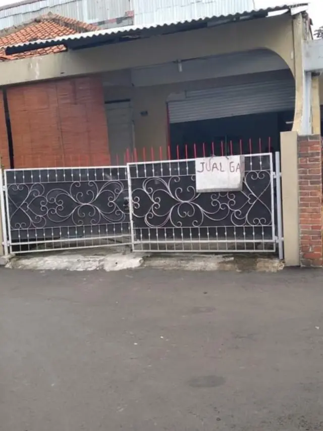Enggak Lengkap, 7 Tulisan di Gerbang Ini Bikin Mikir Keras